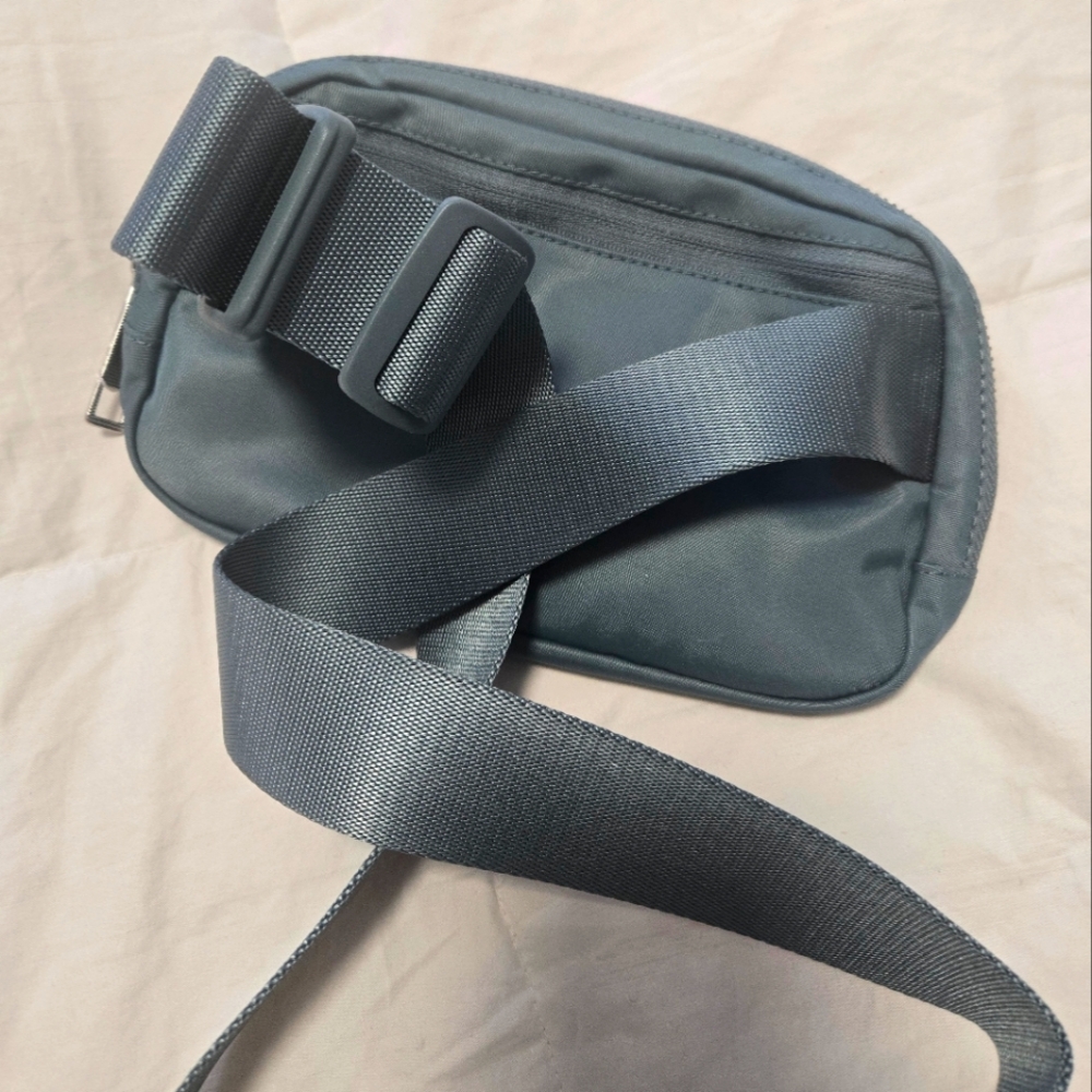 Lululemon Sage Green Everywhere Belt Bag 1L - Picture 3 of 8